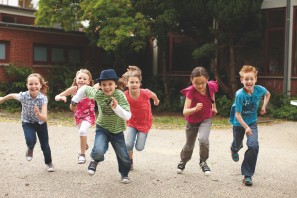 Zu sehen ist eine Gruppe spielender, laufender Kinder.