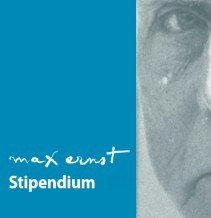 ein Porträt von Max Ernst neben einer blauen Fläche mit der Aufschrift 