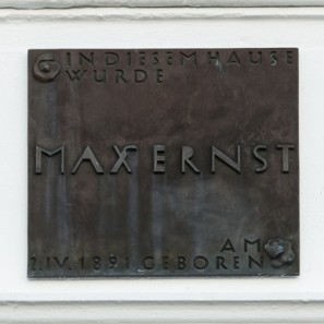 Foto: Eine Plakette am Geburtshaus, die auf Max Ernst verweist