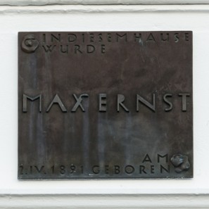 Foto: LVR-Zentrum für Medien und Bildung / Dominik Schmitz Foto: Eine Plakette am Geburtshaus, die auf Max Ernst verweist