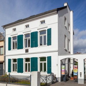 Foto: LVR-Zentrum für Medien und Bildung / Jan Hüsing, Dominik Schmitz Foto: Eine Außenansicht des Max Ernst Geburtshauses in der Schloßstrasse 21 in Brühl.