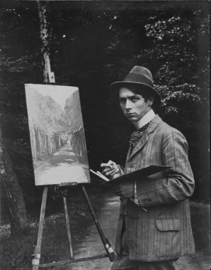 Max Ernst debout à son chevalet