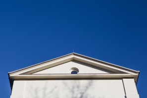 Das Dach des Museums vor blauem Himmel.
