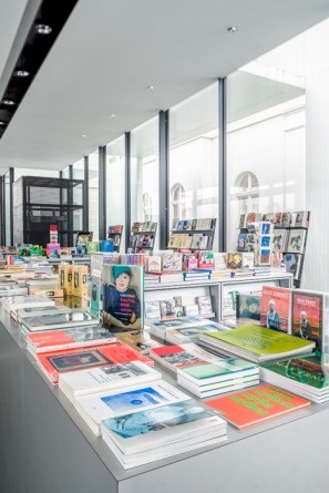 Foto: Eine Auswahl an Büchern im Museumsshop