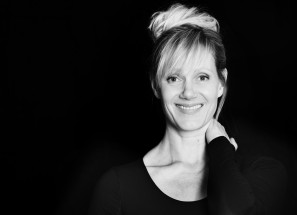 Porträtfoto Anna Schudt in schwarz weiß vor schwarzem Hintergrund