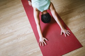 Foto: Eine Frau bei einer Yoga-Übung
